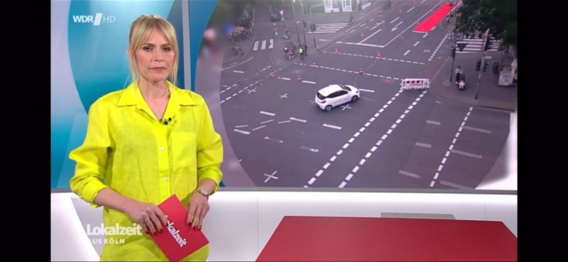 Standbild aus dem Fernsehbeitrag: Menschen auf der Lindenstraße während der Demonstration.